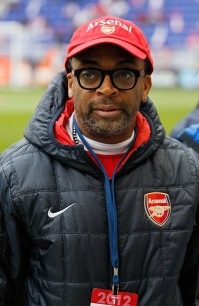 Recientemente el director de "Do the Right Thing" se vistió como hincha del Arsenal inglés para saludar a Thierry Henry, el jugador que ahora milita en el New York Red Bulls de la MLS